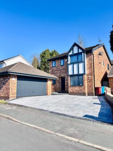 Manchester Apartment | Luxury 5BR Stay With City Access