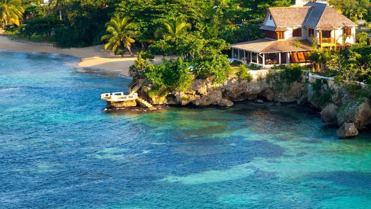 Runaway Bay Villa | Luxury 6 Bed Beach Villa in Runaway Bay