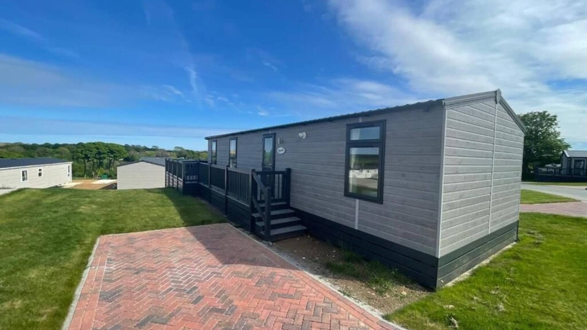 Grampound Cabin | Luxury 6 Bed Lodge with Hot tub