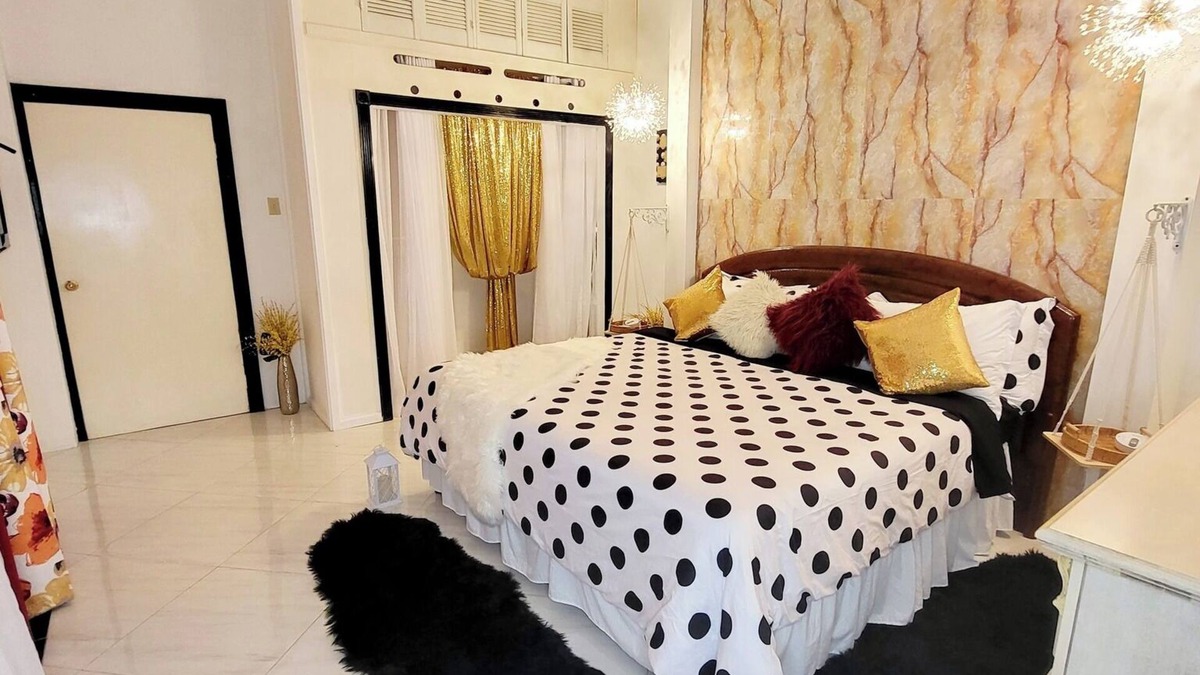 Eastwood Park Villa | Luxury 6BR Central In Halfway Tree @Kingston Manor