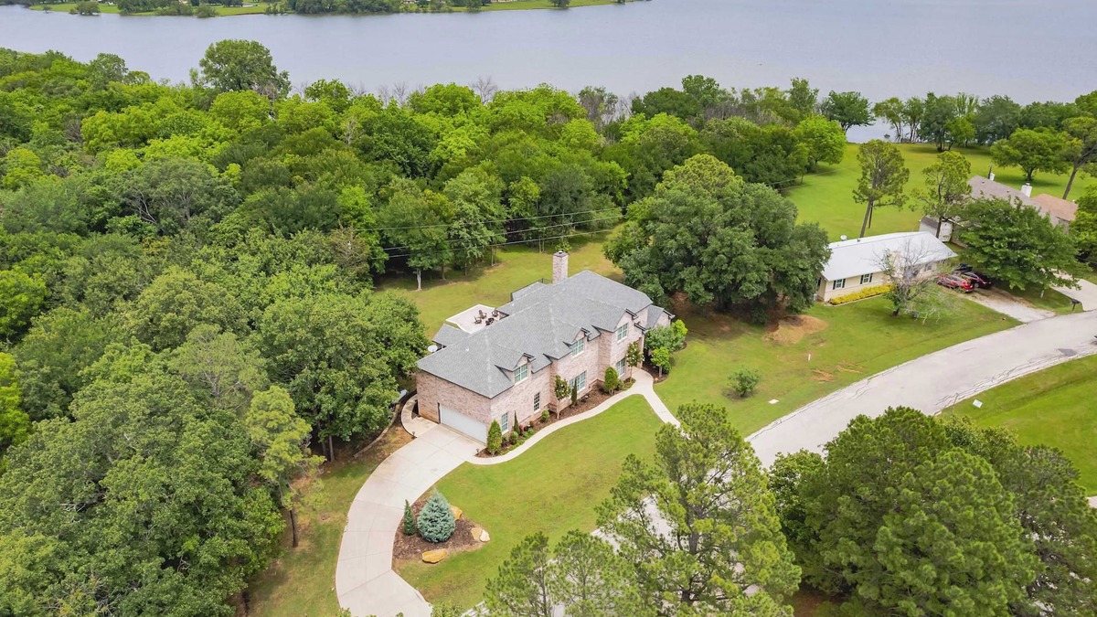 Shady Shores House | Luxury 6BR Lake Home + Hot Tub + Pool Coming Soon