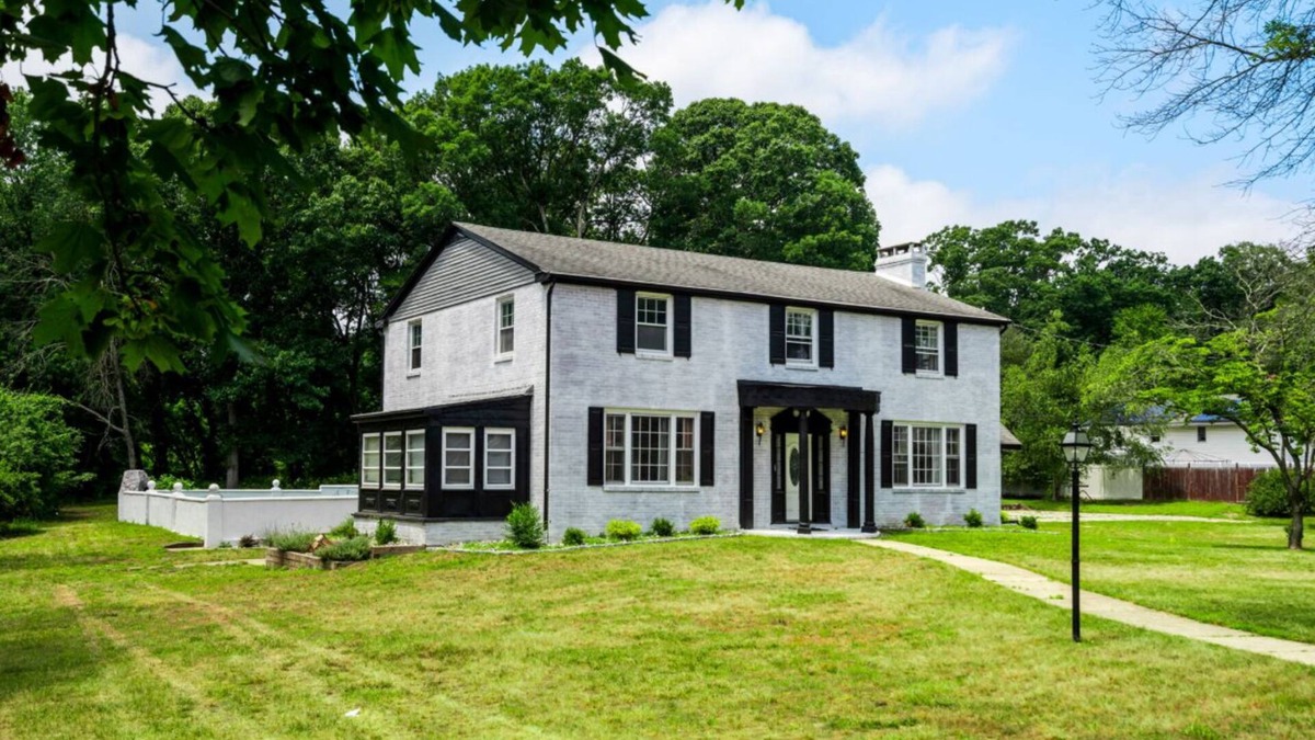 Grenloch House | Luxury 7 bedroom Mini-mansion w/pool in Gloucester Township with WiFi, AC, etc