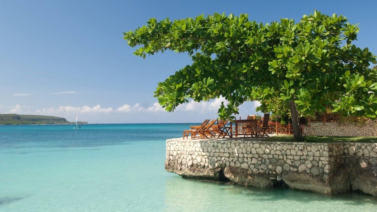 Discovery Bay Villa | Luxury 7 Bed Private Beachfront Villa in Discovery Bay - Fully Staffed