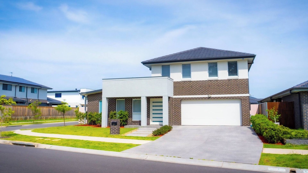 Gledswood Hills House | Luxury 7-bedroom home sleeps 16 Guests.