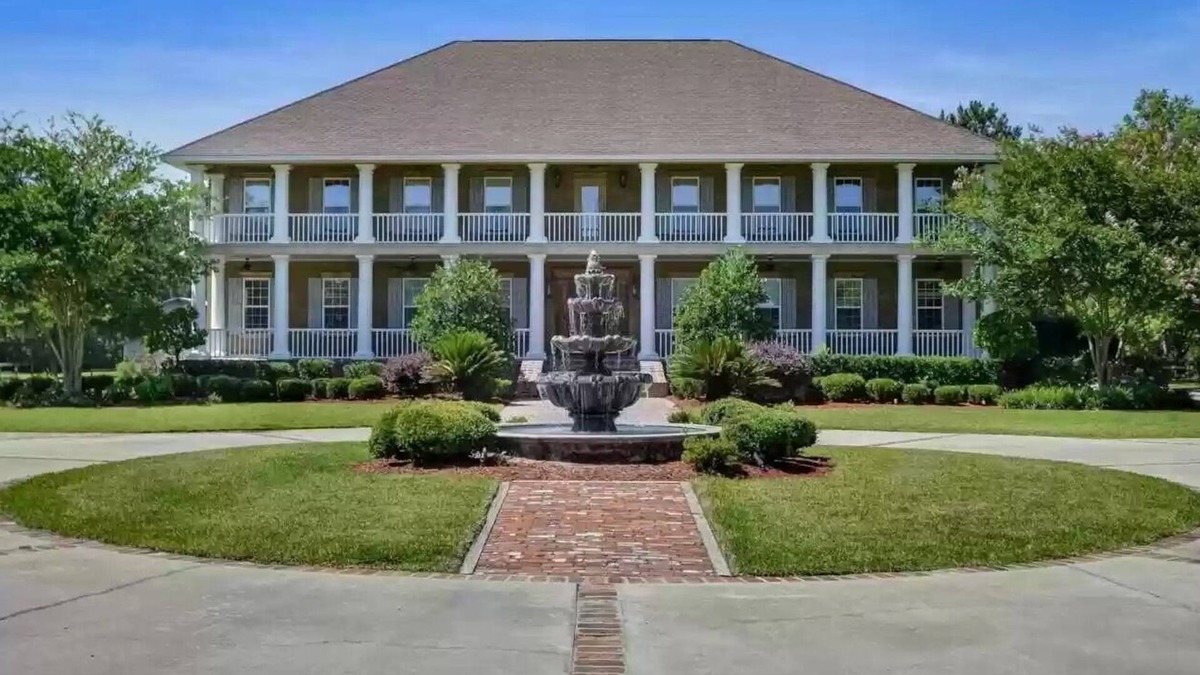 Waverly Resort | Luxury 7 bedroom mansion with horses, pool, hot tub, pond, swings and fire pit!