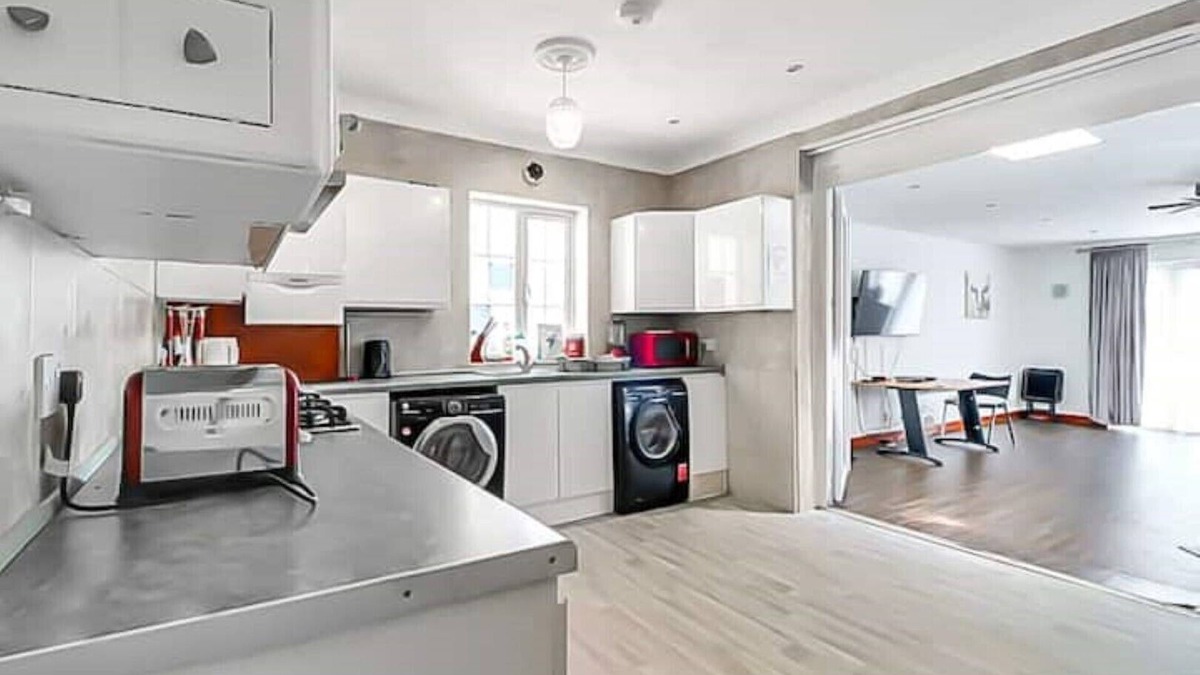 Luton House | Luxury 7 beds 5 baths detached house with parking