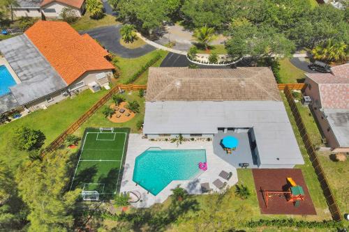 Plantation House | Luxury 7 Br Home w Pool Gameroom Soccer Field