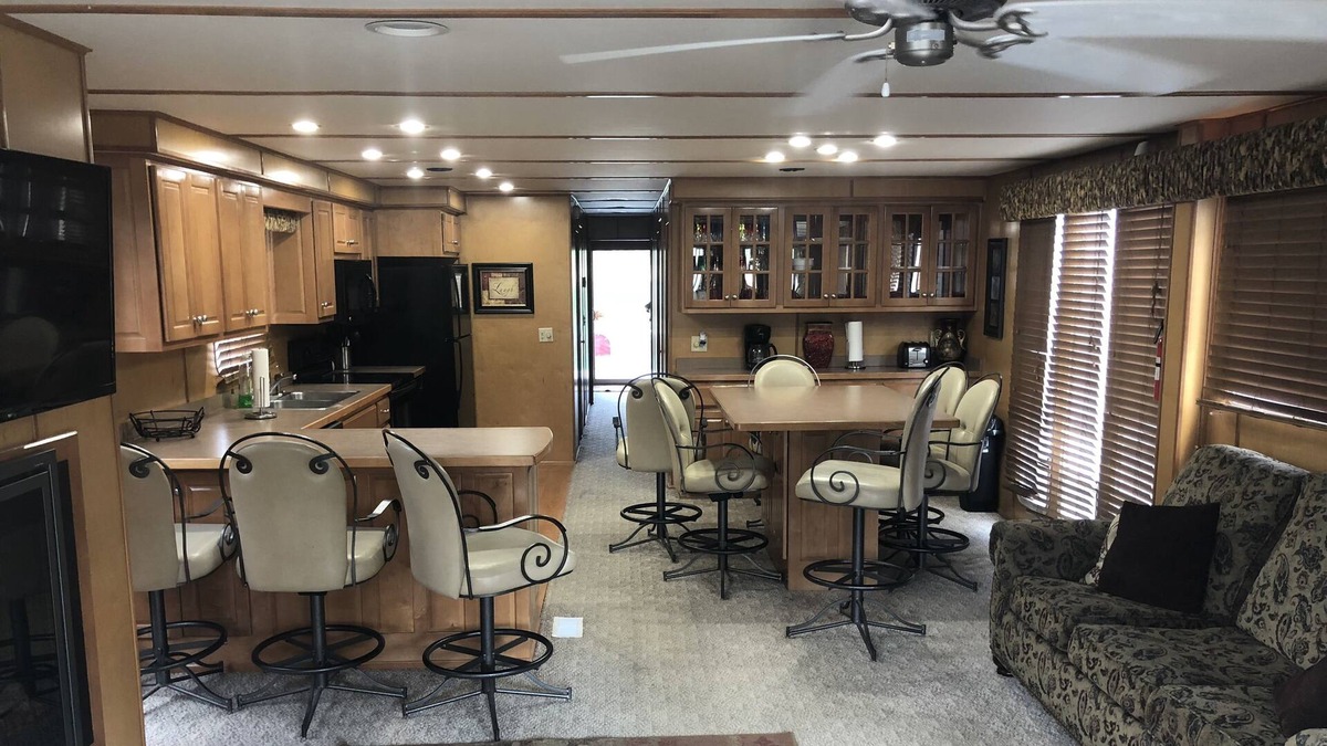 Arkadelphia Boat Rental | Luxury 75ft Houseboat w/ Hot Tub, 30 min from Hot Springs, AR