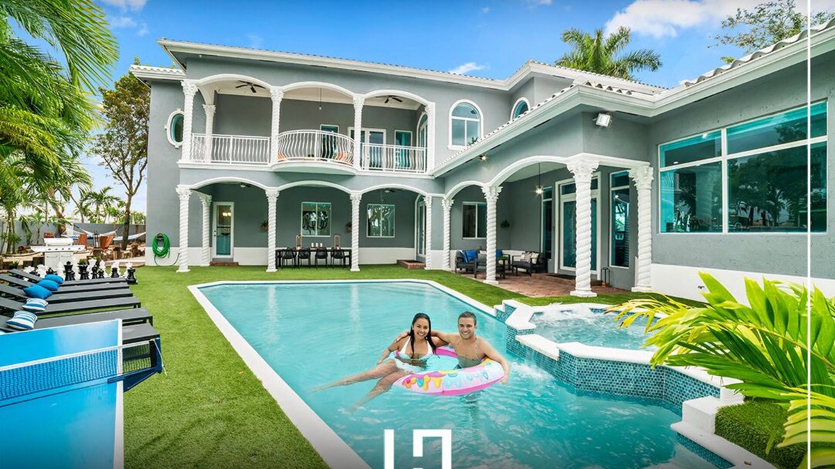 Tamiami House | Luxury 7BR, Pool, Games, Beach, 12min to Airport