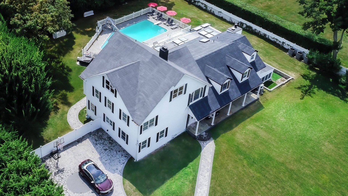 East Patchogue Villa | Luxury 8BR Villa w/Heated Pool, Hot Tubs, Home Theater – Sleeps 16