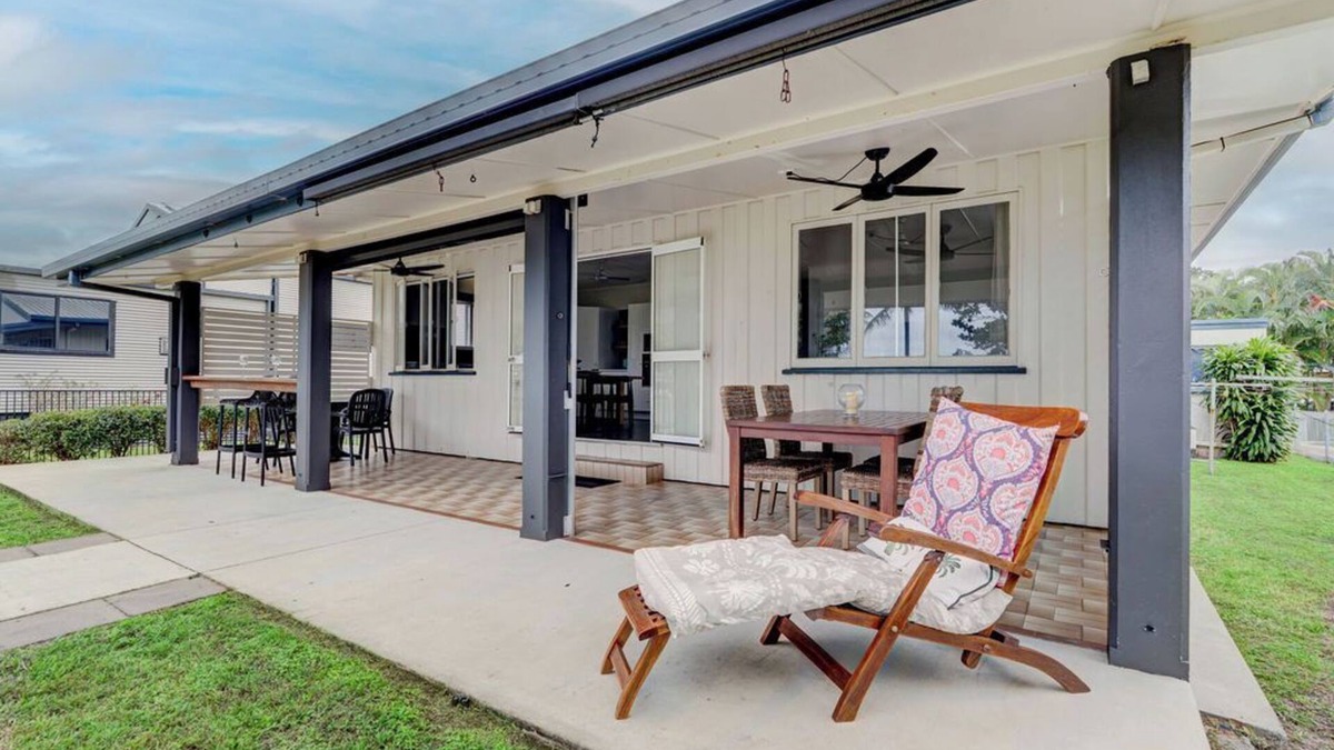 Kurrimine Beach House | Luxury Absolute Beachfront and Pet friendly!