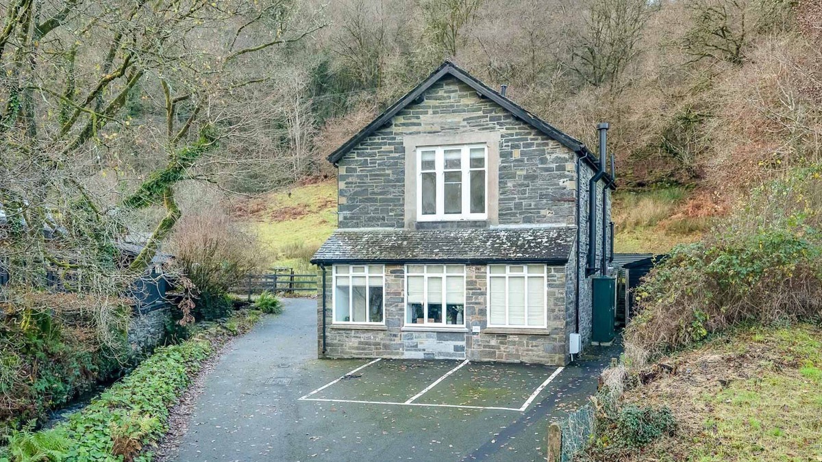 Gwynedd- Snowdonia Cottage | Luxury Accommodation in an Old Turbine House in Betws Y Coed | Pwerdy