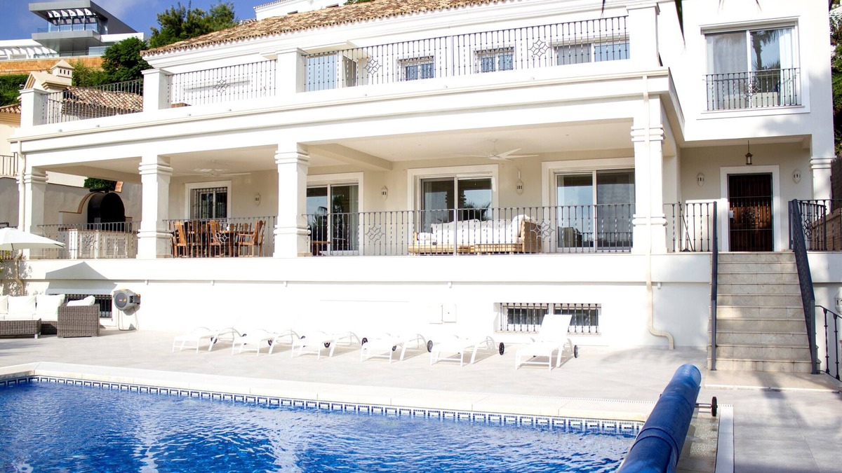 Benahavis Villa | Luxury accommodation in Villa with stunning views of mountains, sea and with large pool.