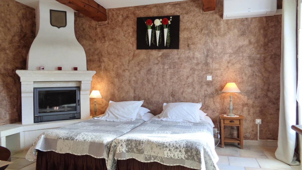 Lacoste Bed & Breakfast | Luxury air conditionned twin room Glycine-terrace-Le clos des lavandes