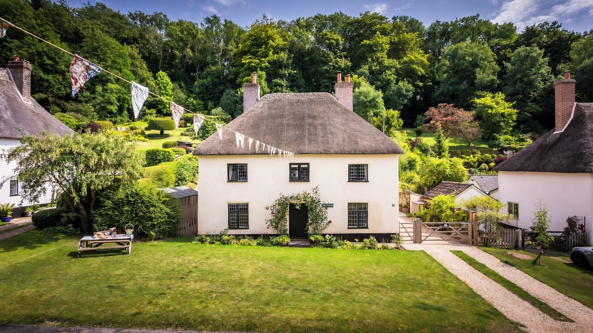 Milton Abbas Cottage | Luxury and Child-friendly Cottage Sleeps 6 in Unique Milton Abbas