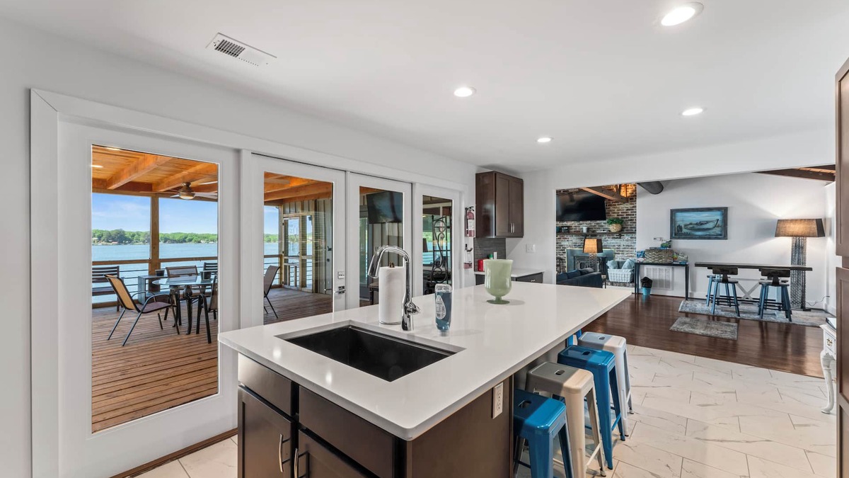 Talladega House | Luxury and Cozy Talladega Lakefront retreat with the best sunset views!