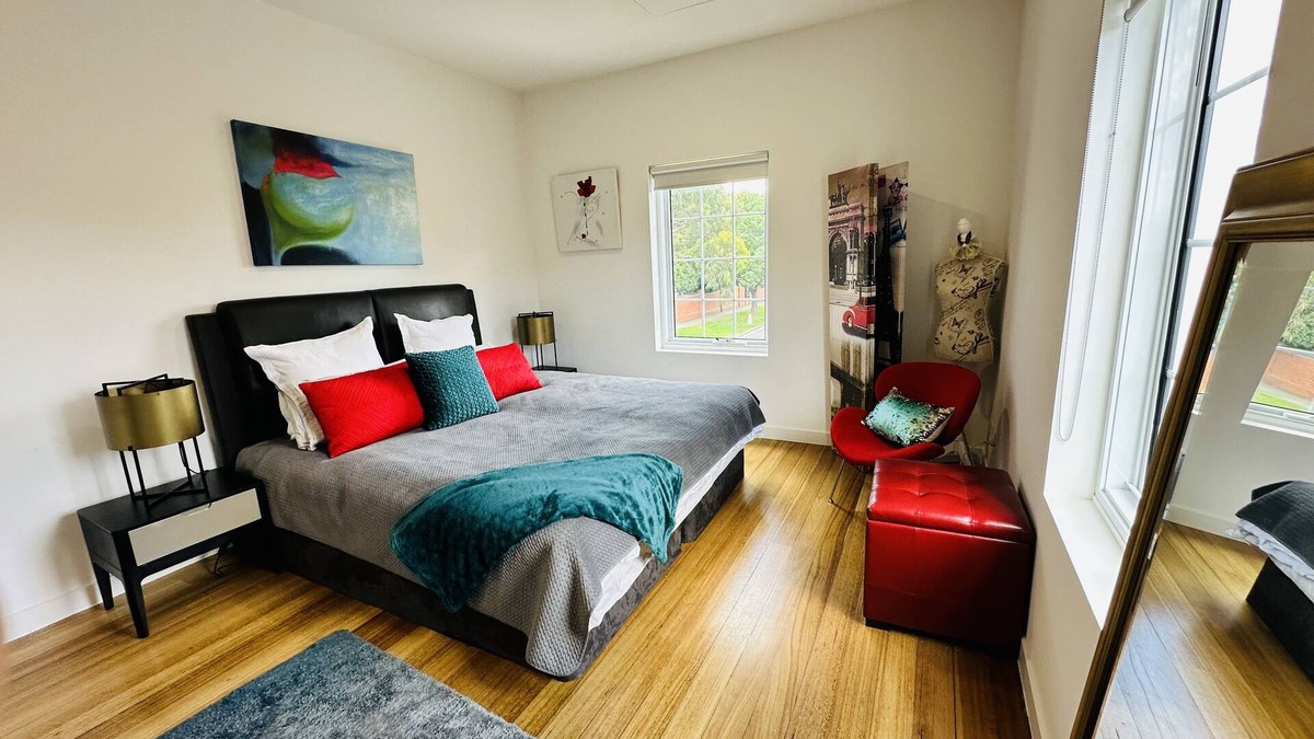 Hawthorn Apartment | Luxury and Grandeur with city view balcony!