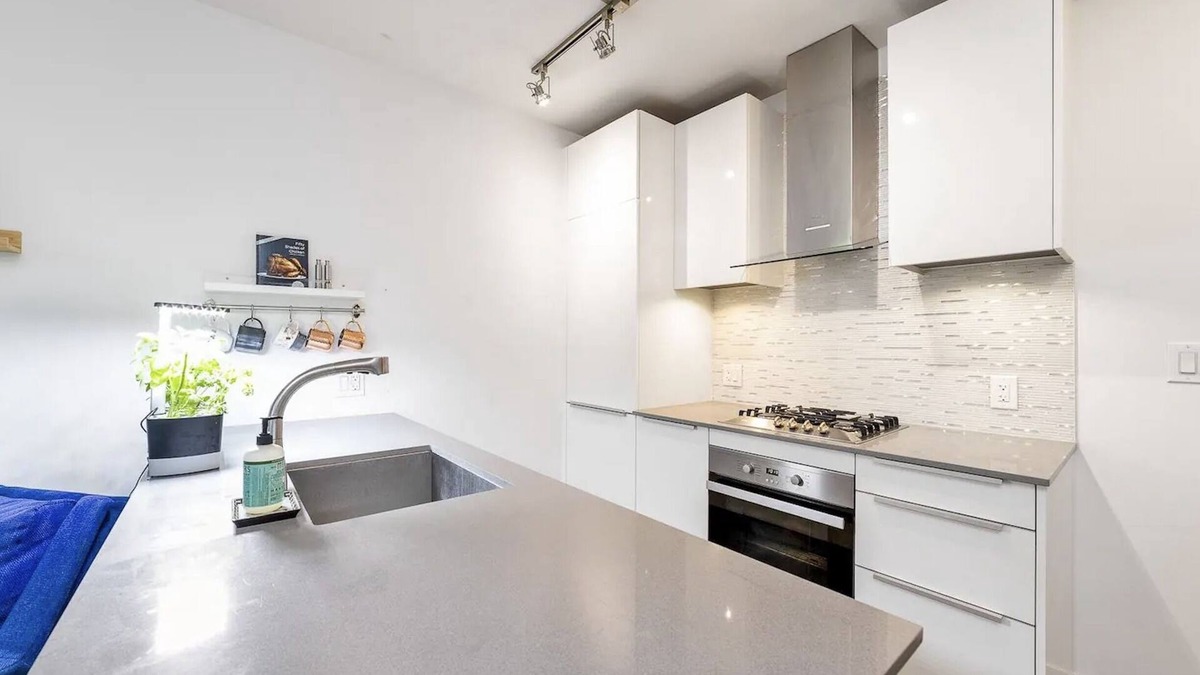 Downtown Vancouver Apartment | Luxury and Modern 1 Bedroom Apartment with Parking