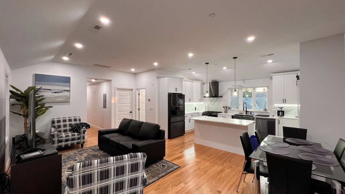 Danvers Apartment | Luxury and Modern Apt near Mall/Hospital