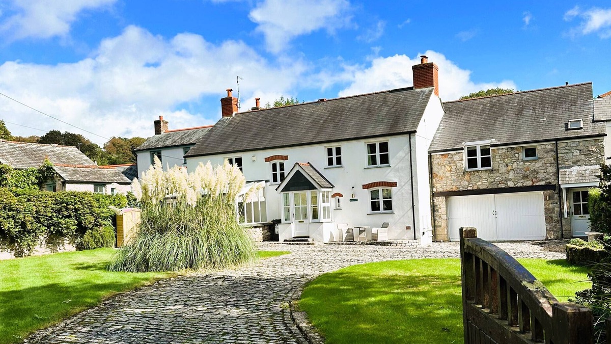 Charlestown House | Luxury and spacious family home steps away from UNESCO world heritage harbour