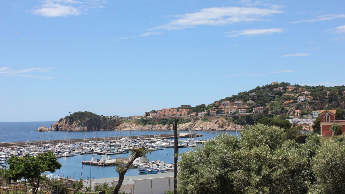 Sant Feliu de Guixols Apartment | Luxury apartment, views of marina. Pool, a/c, 5 mins stroll to beach and town!
