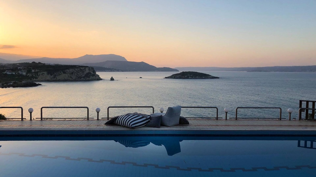 Plaka Apartment | Luxury apartment 120sqm-single/double bedroom-swimming pool-sea front