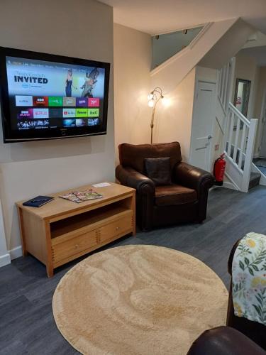 Tunstall Apartment | Luxury Apartment - Above iconic High Lane Oatcakes