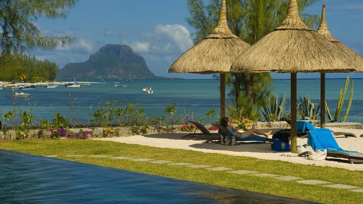 La Mivoie Apartment | LUXURY APARTMENT GIVING UP ON THE BEACH