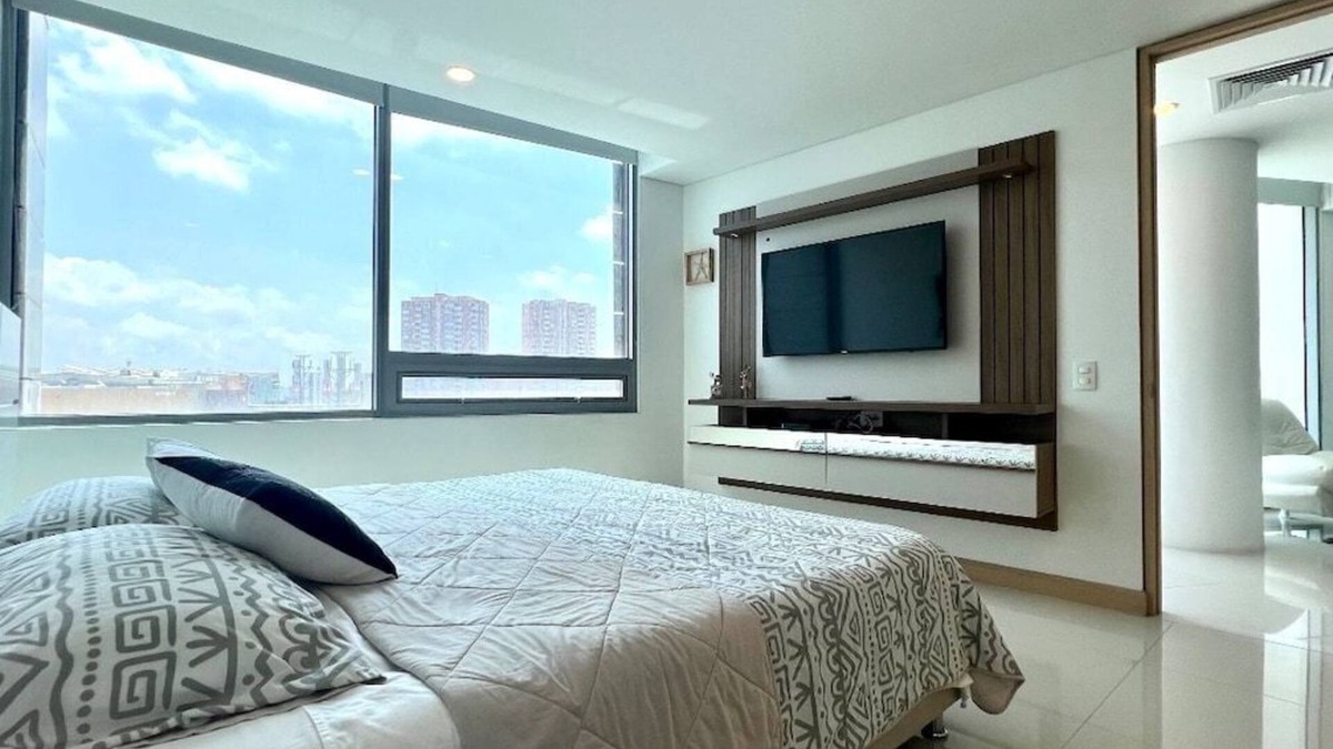 Riomar House | Luxury Apartment Hilton WI-FI, TV, Pool and Gym