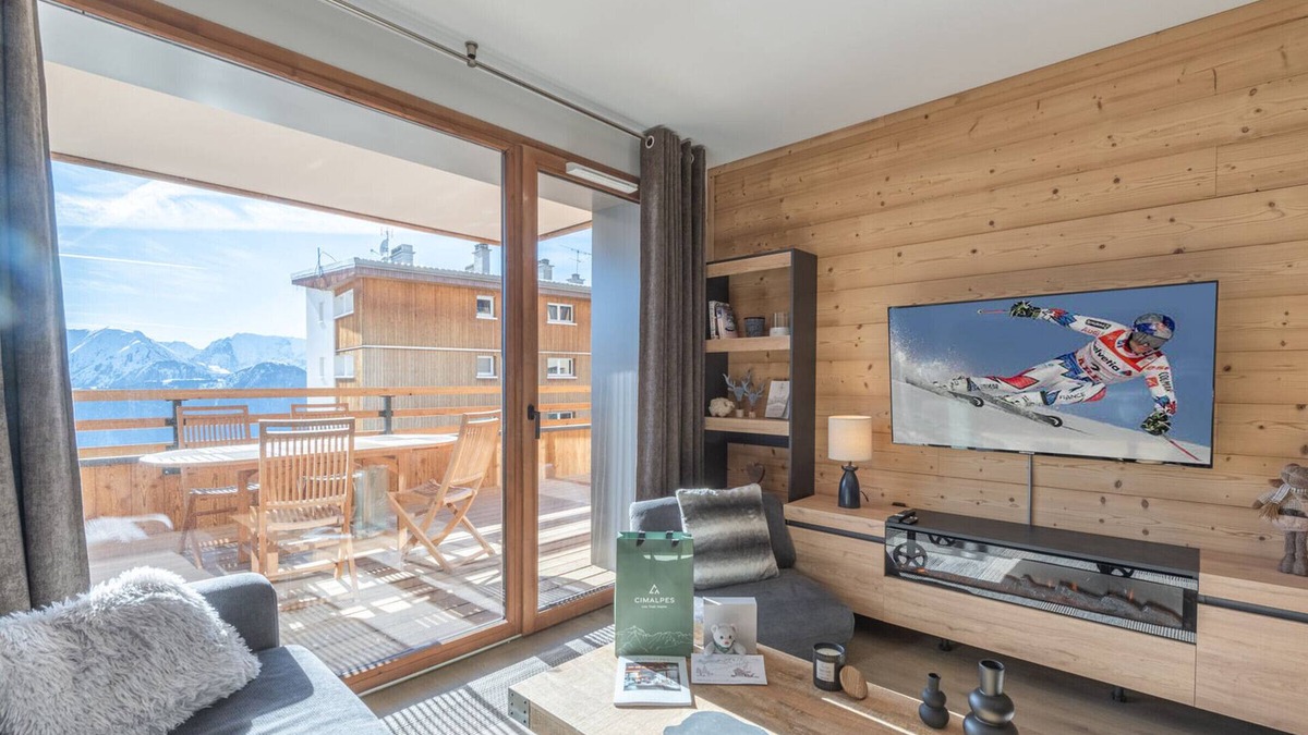 Viel-Alpe Apartment | Luxury Apartment in Huez: South-Facing Terrace, Ski-In Access, Parking, Sleeps 4