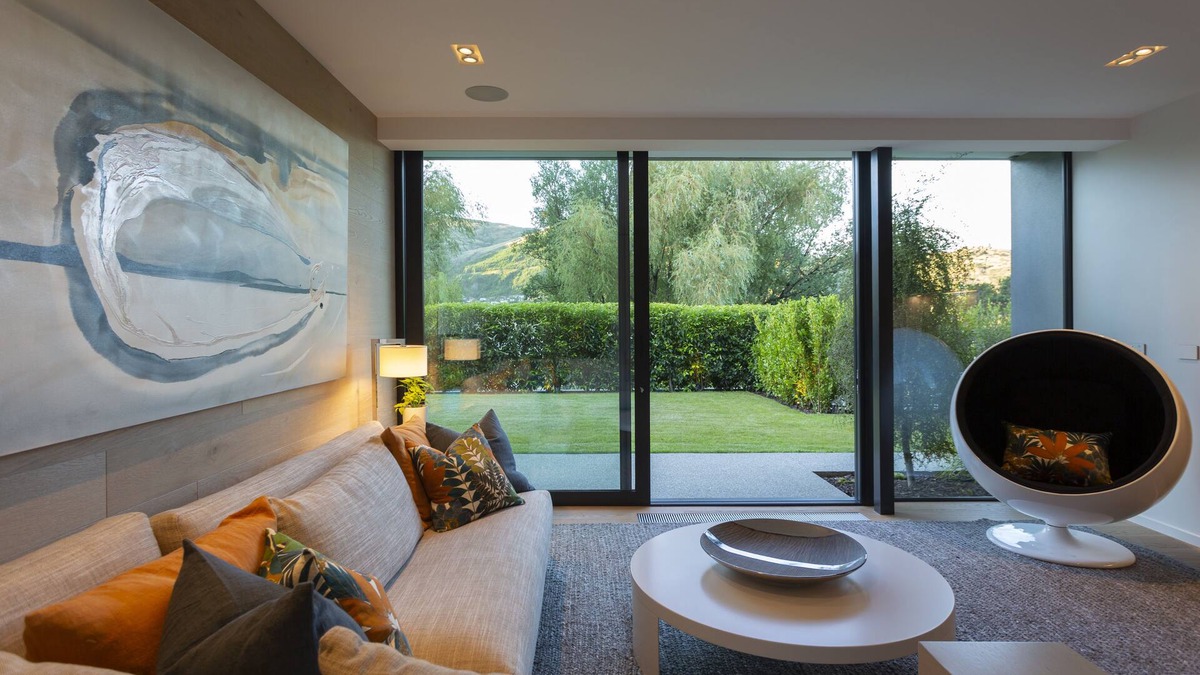 Kelvin Heights Apartment | Luxury apartment with pool and spa located on the lake front