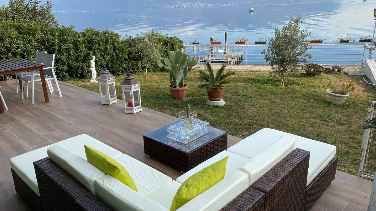 Predore House | Luxury Apartment on the Lake with private garden
