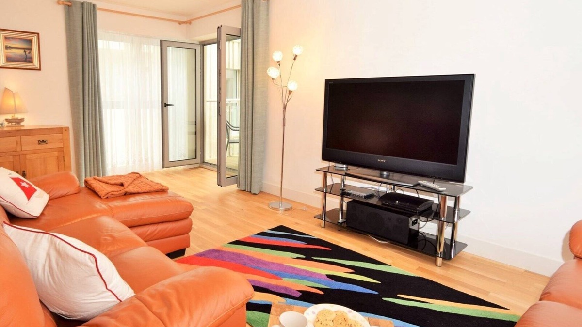 Newquay Apartment | LUXURY APARTMENT PORTH, SLEEPS 4, SEA VIEWS OVERLOOKING WHIPSDERRY BEACH