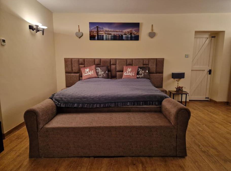 Leighton Buzzard Apartment | Luxury Apartment Rural Retreat, Chauffeur Service