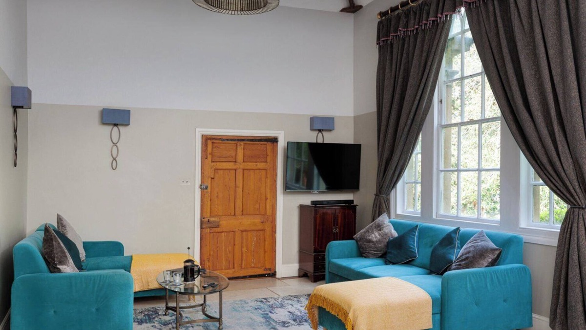 Box Apartment | Luxury apartment sleeps 10 near Bath.Parking, Wifi, Ensuites, Dishwasher, hen dos welcome