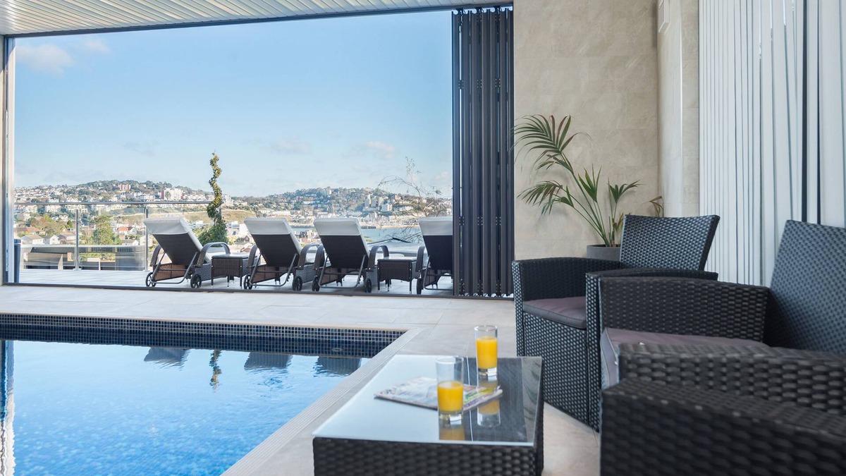 Torquay Apartment | Luxury Apartment - Sleeps 4 - Spectacular Views with Private Pool and Hot Tub