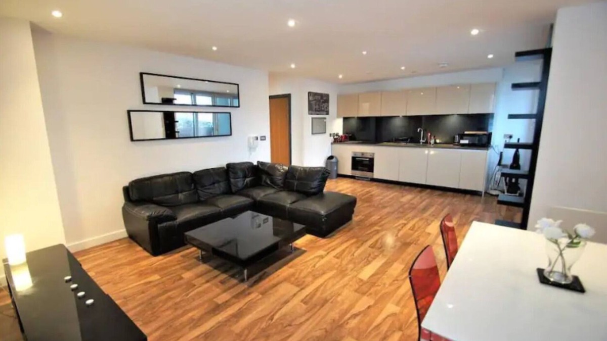 Royal Docks Apartment | Luxury apartment that offers amazing views of the beautiful London city sky line