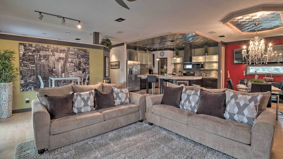 Bouldin Apartment | Luxury Apartment: Walk to Bus + 1 Mi to Downtown!