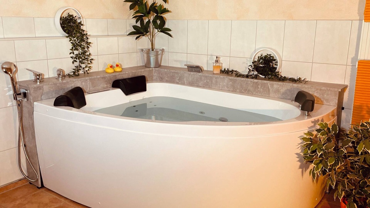 Rhoden Apartment | Luxury apartment with its own whirlpool & fireplace / use of the wellness area incl.