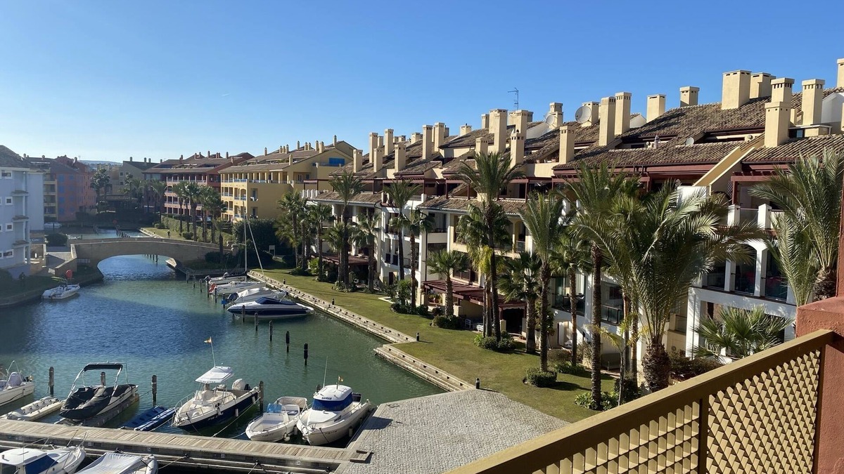Sotogrande Apartment | Luxury apartment with lovely views over Marina