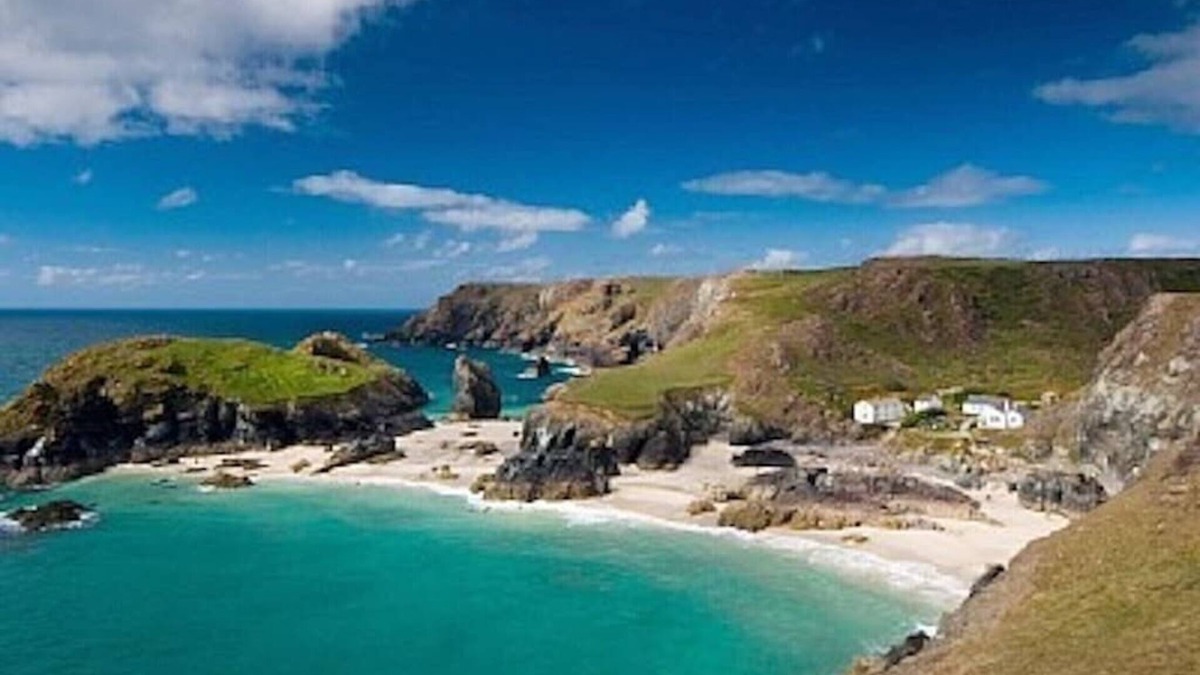 Maenporth Apartment | Luxury apartment with superb sea views and just minutes walk to the beach