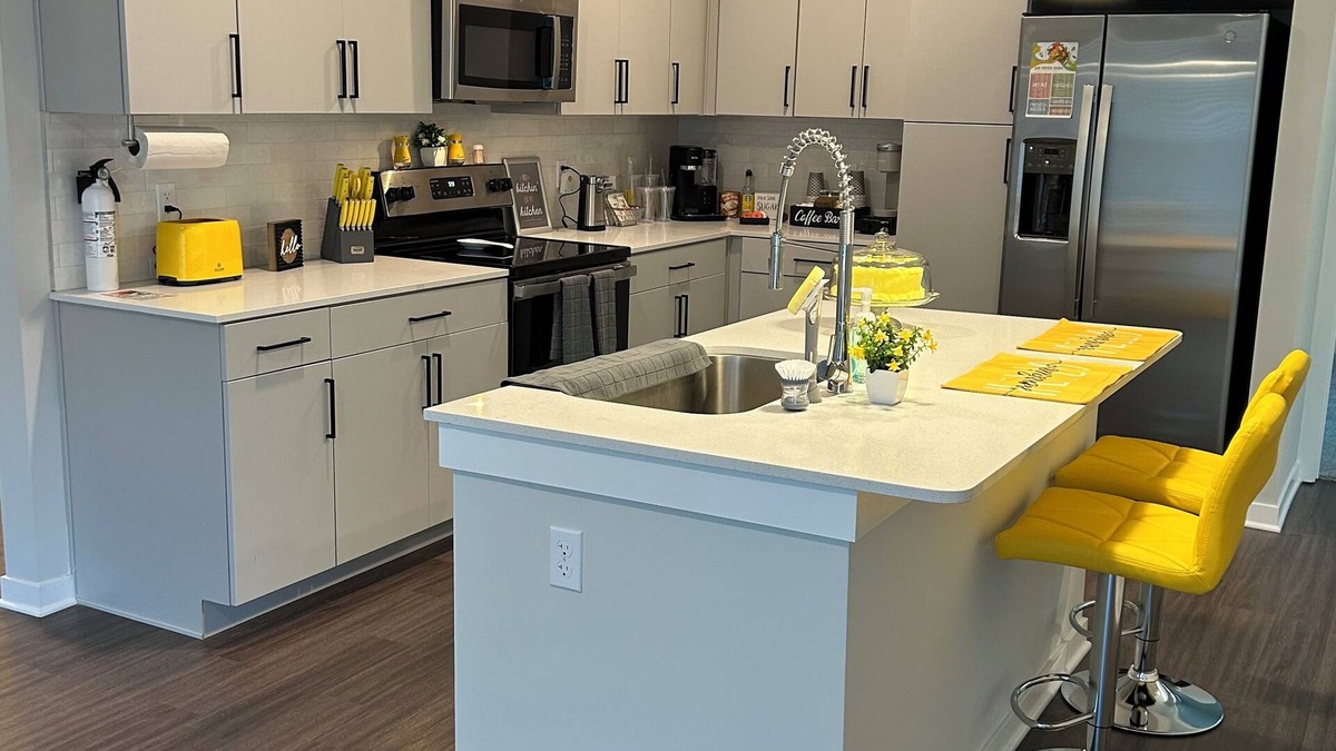 Plainfield Apartment | Luxury Apartment with Garage and Washer/Dryer