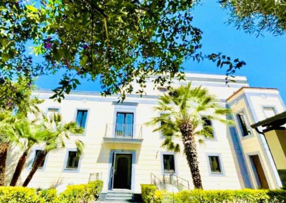 Pozzuoli Apartment | Luxury Apartment with balcony garden view
