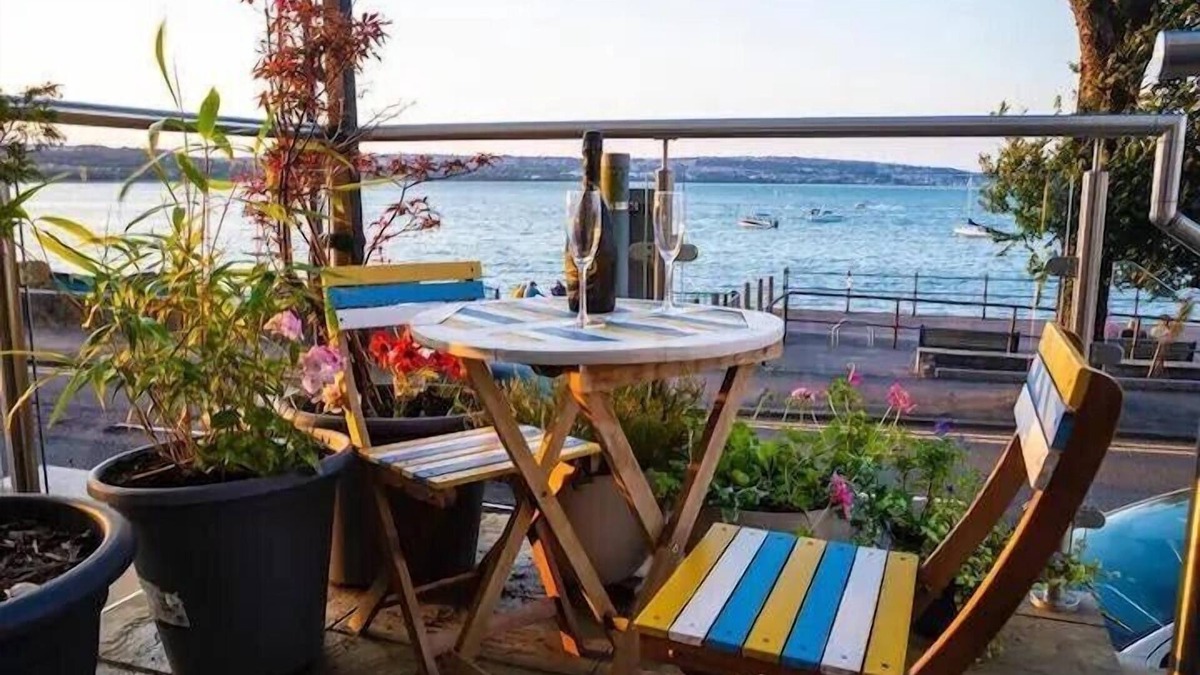 Mumbles Apartment | Luxury apartment with beautiful sea views. Private parking, lift and hot tub.
