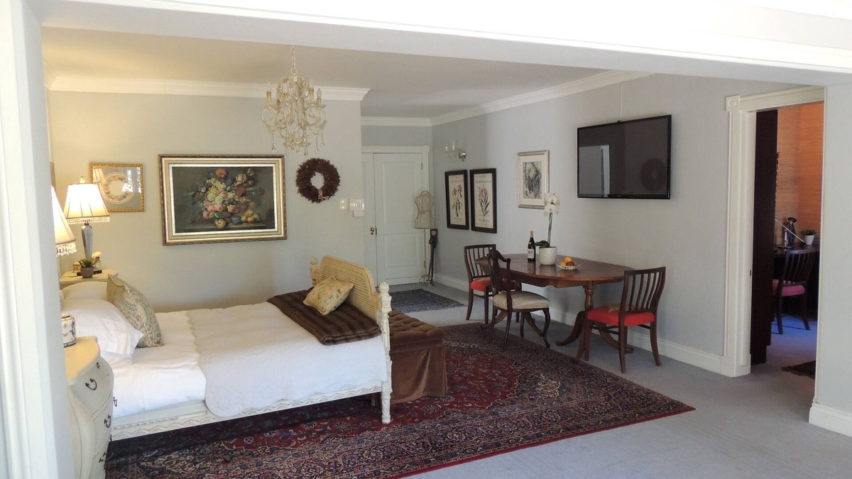 Walmer Cottage | Luxury APARTMENT with private entrance in beautiful indigenous garden