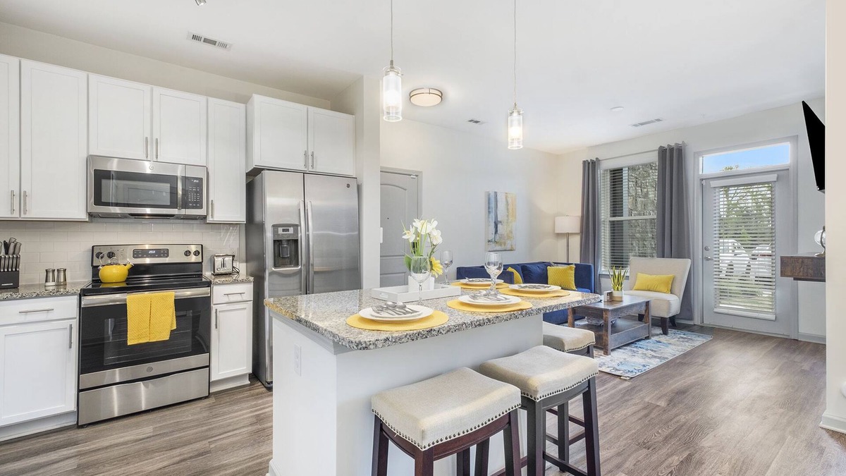 Dixie - Berryhill Apartment | Luxury Apt| King & Queen Beds|9mins to CLT| Near Top Golf, Shops, & Restaurants