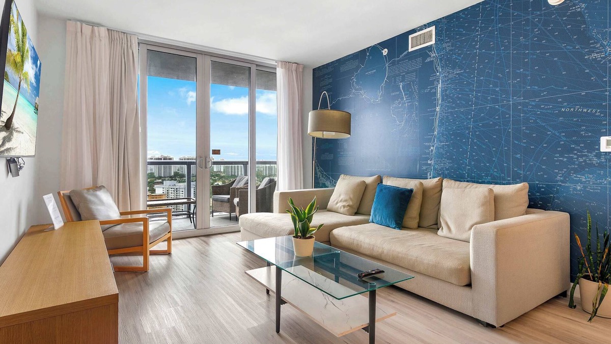 Hallandale Beach Apartment | Luxury Apt Near Beach with Pool and Gym Access