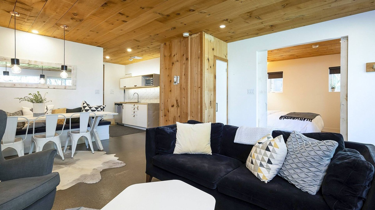 The Blue Mountains Ski Chalet | Luxury B & B 2 bdrm Chalet unit w/private yard, hottub, walk to ski and village