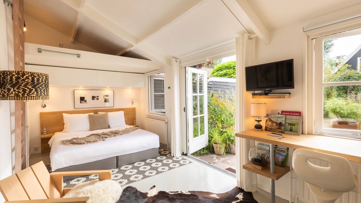Broek in Waterland Ski Chalet | Luxury B & B in historic village 10 km from Amsterdam Center