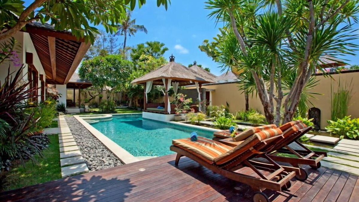 Sanur Villa | Luxury Balinese villa: Private beach entrance